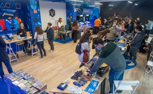 El mercadillo solidario de Voxel School recauda 7900€ para Juegaterapia