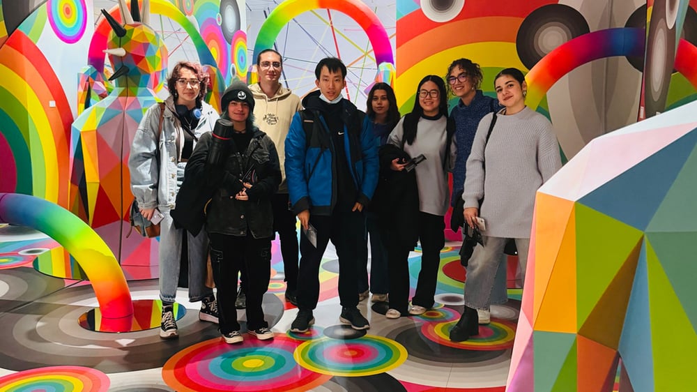 LOS ESTUDIANTES DE LOS GRADOS UNIVERSITARIOS DE VOXEL SCHOOL VISITAN LA EXPOSICIÓN DE OKUDA SAN MIGUEL